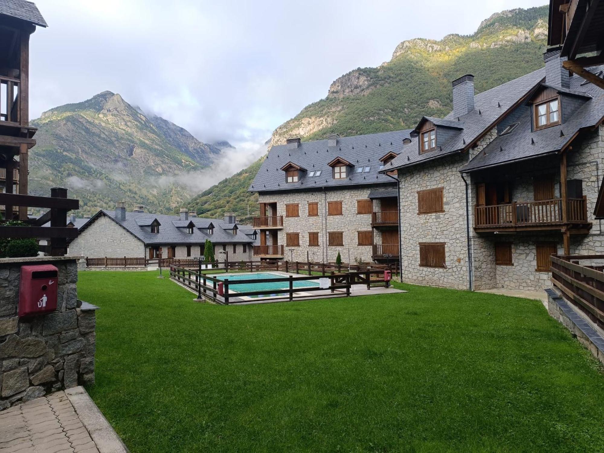 Vall Benas Familias-Valle De Бенаск Екстериор снимка